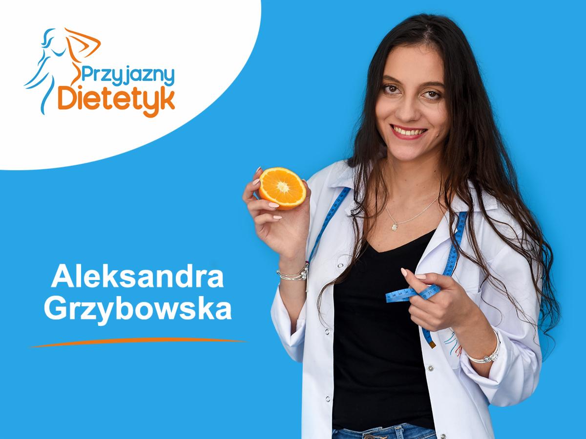 Uśmiechnięta kobieta w białym fartuchu lekarskim trzyma pomarańczę i miarkę krawiecką na niebieskim tle z logo i imieniem Aleksandra Grzybowska.