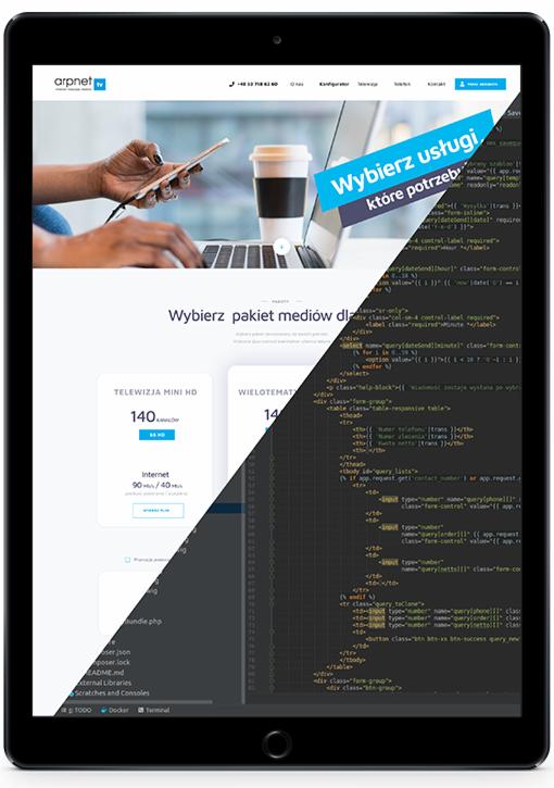 Tablet wyświetlający stronę internetową firmy Arpnet TV z ofertą pakietów mediów, z widocznym kodem źródłowym po prawej stronie ekranu, w tle laptop i kawa na biurku.