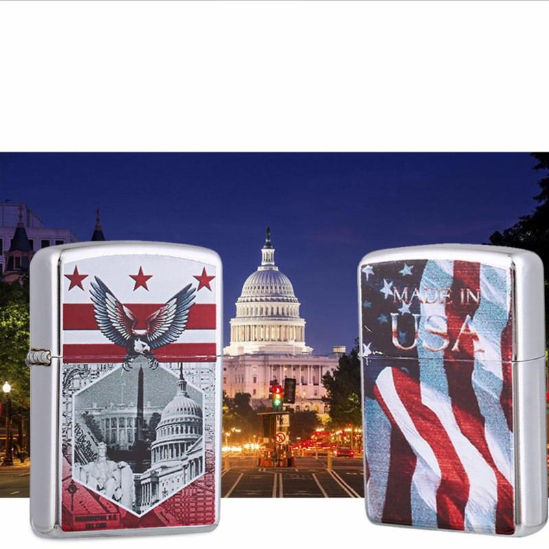 Dwa zapalniczki z motywami patriotycznymi, w tle budynek Kapitolu, oferowane w Prudniku.