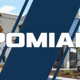 Dom w trakcie budowy z widocznym ociepleniem ścian zewnętrznych, drabina oparta o ścianę, obok nowoczesny budynek z dużymi przeszkleniami.