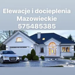 Wizualizacja domu jednorodzinnego z białą elewacją, ciemnym dachem, oświetlonym podjazdem i samochodem Audi na pierwszym planie; napis 'Elewacje i docieplenia Mazowieckie 575485385' na górze zdjęcia.