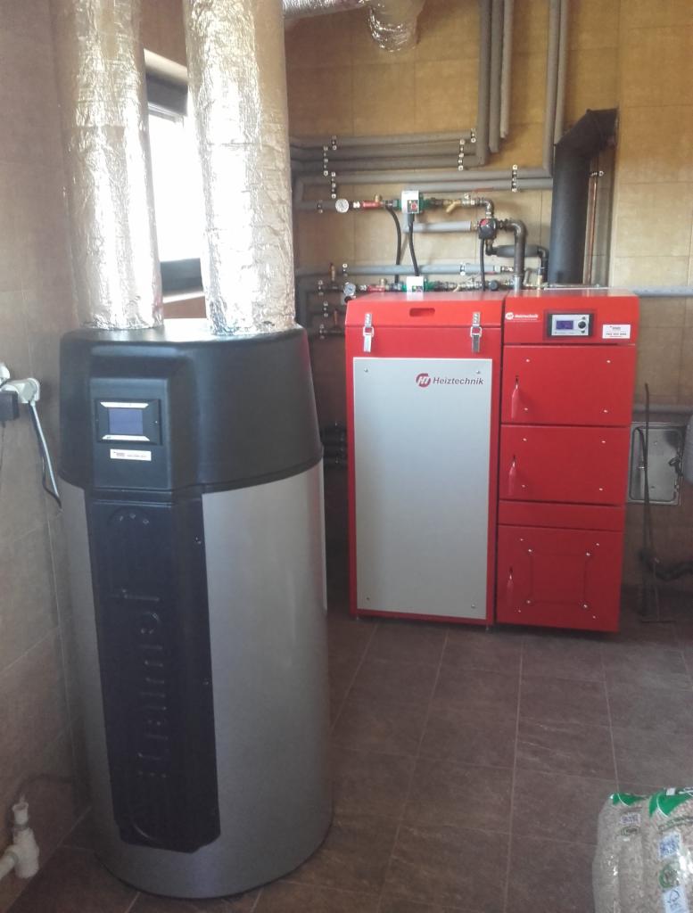 Kotłownia pelletowa HEIZTECHNIK wraz z powietrzną pompą ciepła GALMET na cele CWU