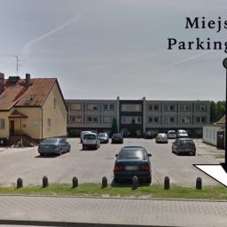 Dla klientów zarezerowane jest miejsce parkingowe bezpośrednio przy budynku.