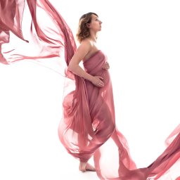 fotografia ciążowa studyjna z szyfonem