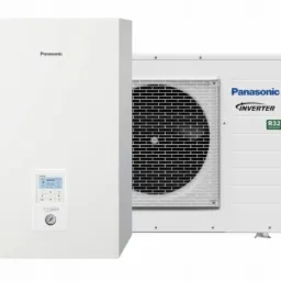Biała pompa ciepła Panasonic Aquarea z widocznym panelem sterowania i jednostką zewnętrzną z oznaczeniem Inverter i R32.