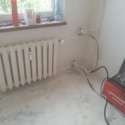 Demontaż grzejnika przed rozpoczęciem prac remontowych