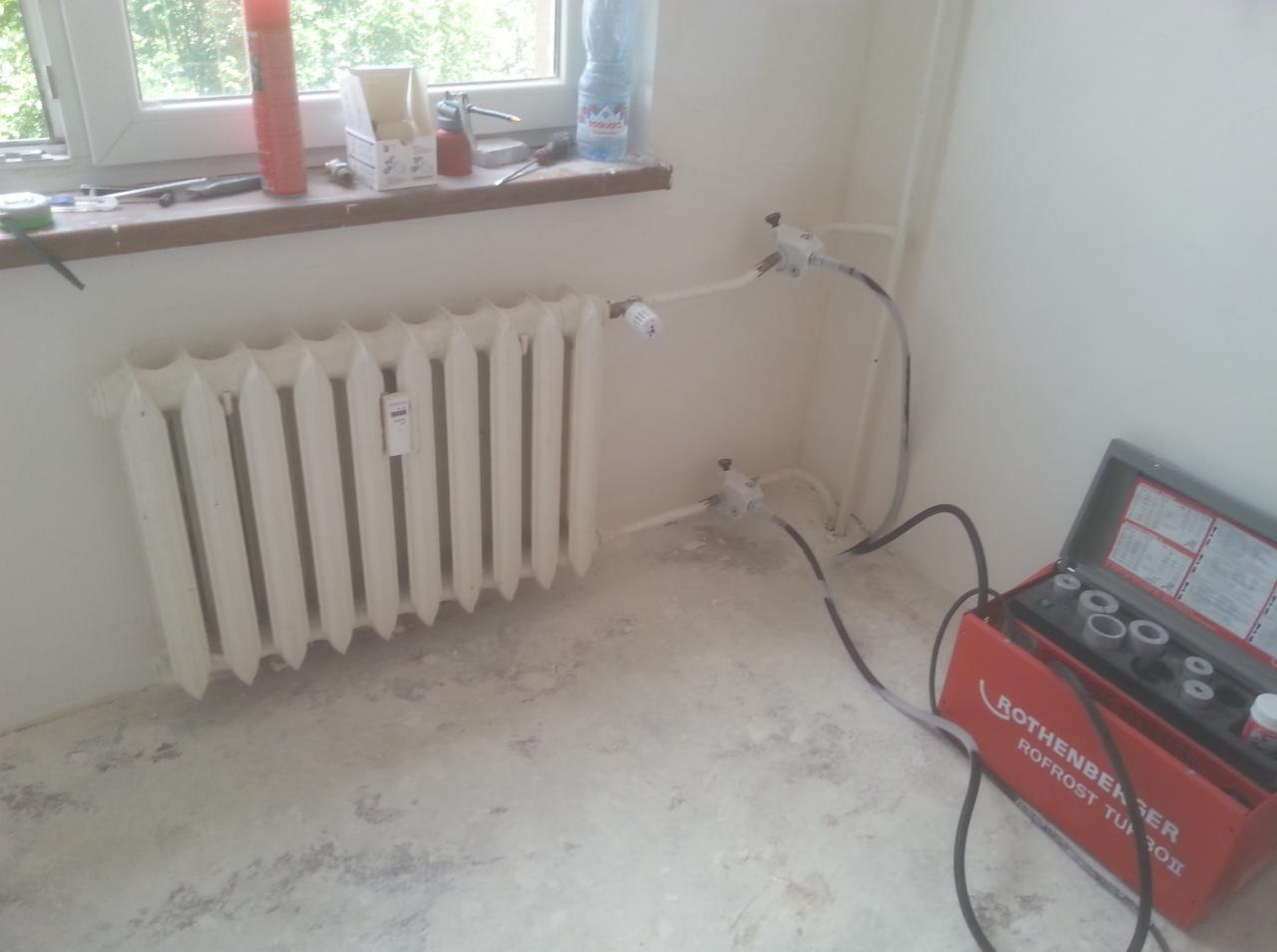 Demontaż grzejnika przed rozpoczęciem prac remontowych