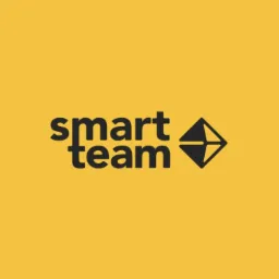 Logo firmy Smart Team na żółtym tle, czarny napis z geometrycznym symbolem rombu.