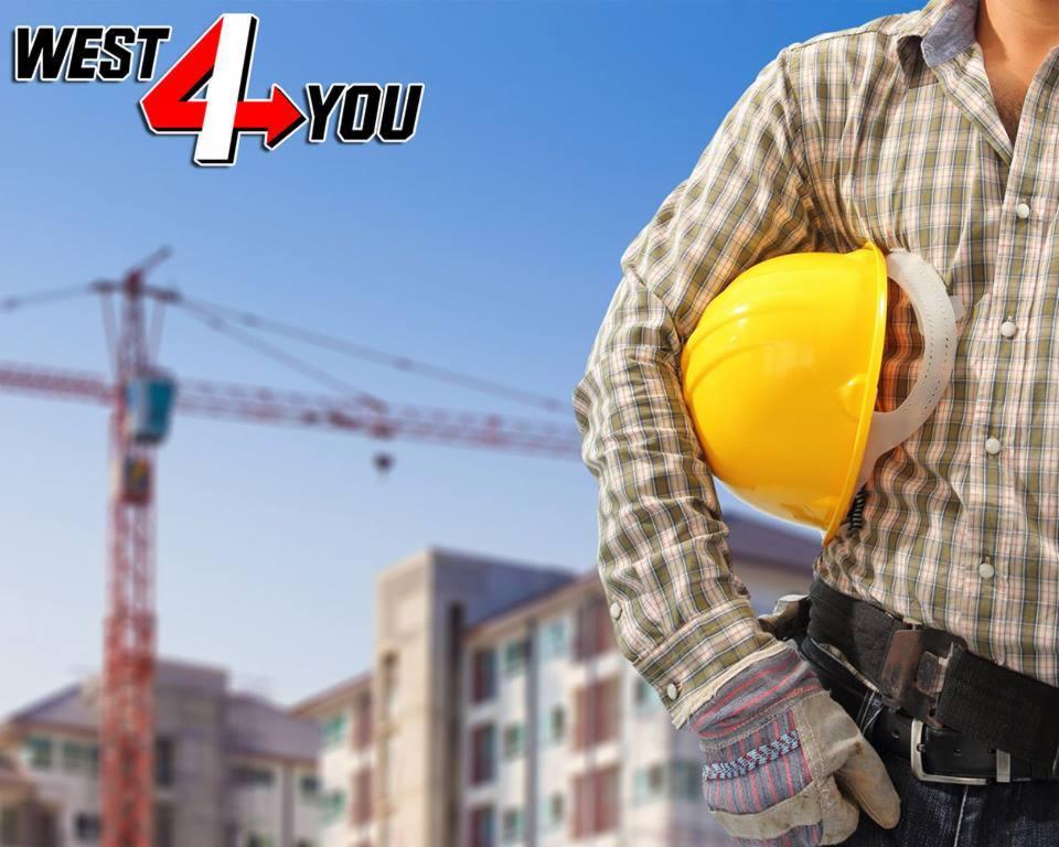Pracownik budowlany w kraciastej koszuli trzyma żółty kask na tle budowy z żurawiem i budynkiem w tle. Widoczne logo firmy 'West 4 You' w lewym górnym rogu.