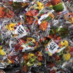 SM ARGO Dorota Skuza - Pojedynczo zapakowane porcje pokrojonej papryki w przezroczystych foliowych woreczkach z etykietą 'Owoce i Warzywa w Szkole', ułożone w kartonie.