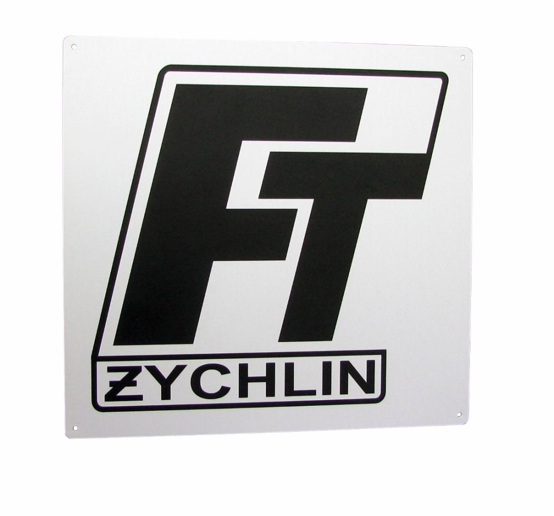 Biała tablica z czarnym logotypem FT i napisem ZYCHLIN w czarnej ramce, przymocowana w czterech rogach.