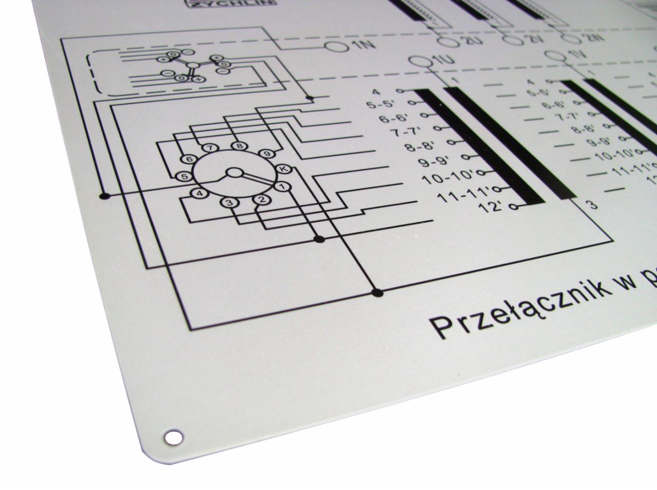 Schemat elektryczny przełącznika naniesiony na metalową płytkę, z widocznymi oznaczeniami i połączeniami.