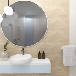 Nowoczesna łazienka z okrągłym lustrem, umywalką na szafce w kolorze błękitnym, drewnopodobną mozaiką na ścianie i trzema okrągłymi lampami wiszącymi