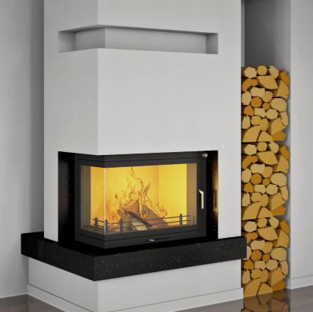 Nowoczesny kominek z czarnym blatem z kamienia, przeszklonym paleniskiem i zapasem drewna w bocznej wnęce.