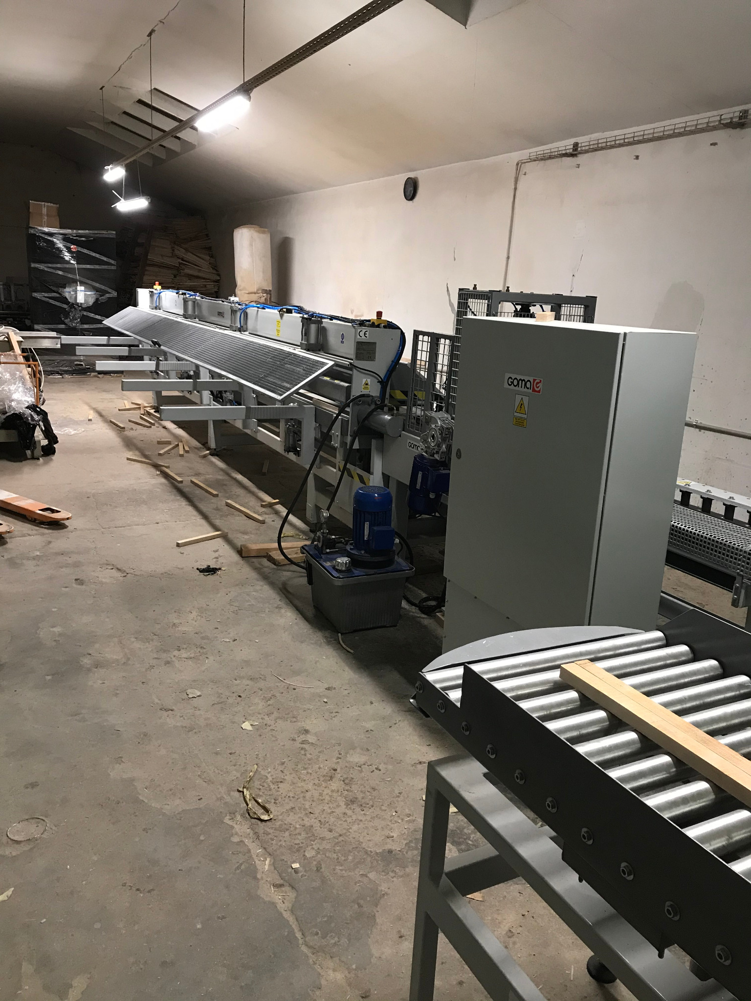 Linia do łączenia drewna Goma FC-10 KZ6 + FC-10 PZ6/2 w hali w Gorzowie Wielkopolskim, widoczny panel sterowania i podajnik rolkowy.