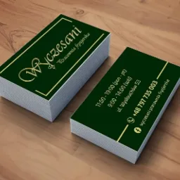 Dwa stosy dwustronnych, ciemnozielonych wizytówek z jasnym, złotym tekstem i obramowaniem, ułożone na drewnianej powierzchni. Na jednej widoczne dane kontaktowe salonu fryzjerskiego.