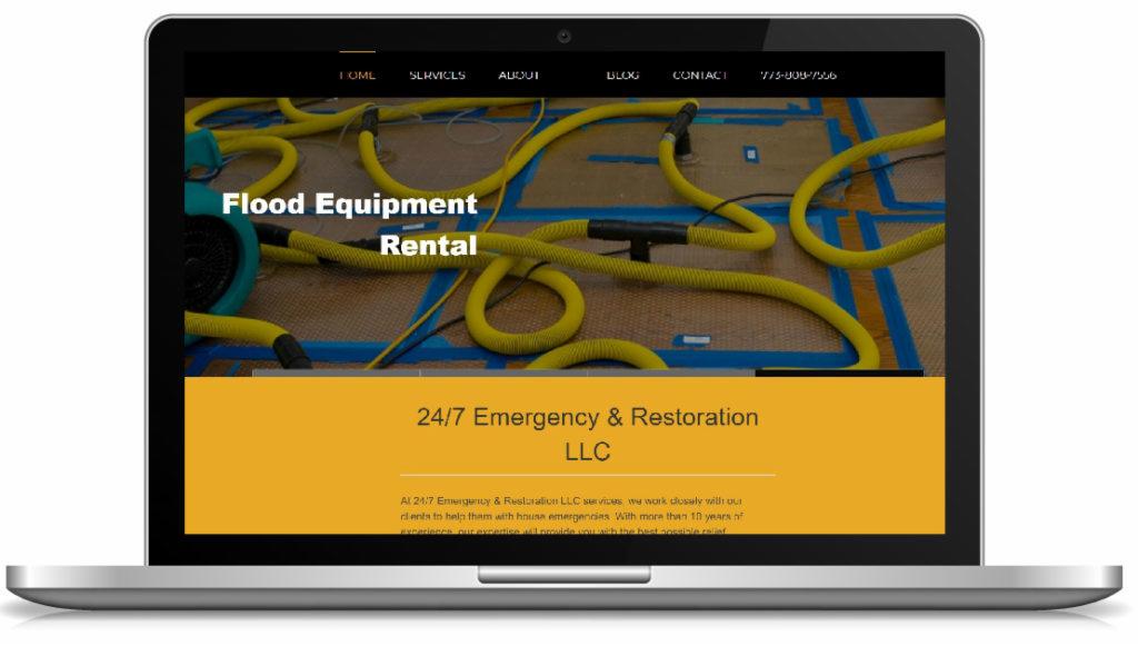 Laptop wyświetlający stronę internetową firmy oferującej wynajem sprzętu do usuwania skutków zalania, z widocznymi żółtymi wężami i niebieskim sprzętem na tle podłogi z plamami