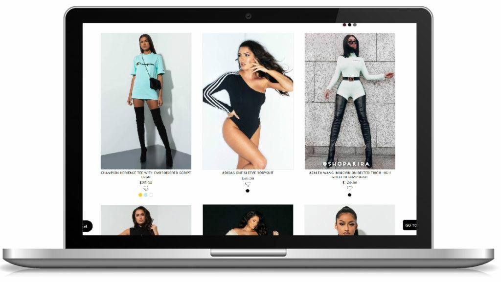 Ekran laptopa prezentujący sklep internetowy z modą damską, widoczne zdjęcia produktowe na białym tle, realizacja dla klienta z Poznania.