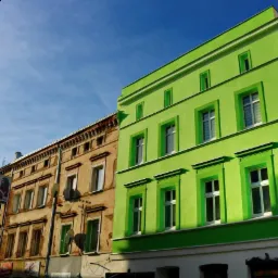 Odnowiona kamienica z jaskrawo zieloną elewacją, kontrastująca z sąsiednim budynkiem w stanie przed remontem, gdzie widoczne są uszkodzenia tynku i stare satelity.