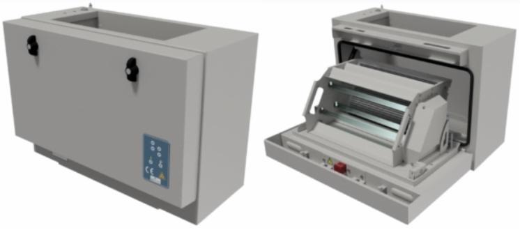 Schematyczny widok systemu filtracyjnego UV do systemów gastronomicznych, z zamkniętą i otwartą obudową, ukazujący wewnętrzne elementy filtrujące i panel sterowania z certyfikatami.