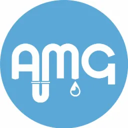Logo firmy instalacyjnej AMG w kolorze białym na błękitnym tle, z elementami graficznymi rury i kropli wody wkomponowanymi w litery.