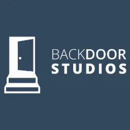 Minimalistyczne logo firmy Backdoor Studios przedstawiające biały, uproszczony rysunek otwartych drzwi z dwoma stopniami na ciemnoniebieskim tle.