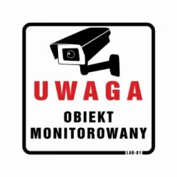 Ostrzegawczy znak z symbolem kamery CCTV i napisem 'UWAGA OBIEKT MONITOROWANY' w czarnej ramce na białym tle.