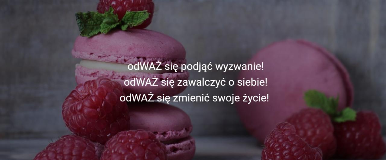 Stos różowych makaroników z malinami i miętą, motywacyjne hasła nałożone na obraz.
