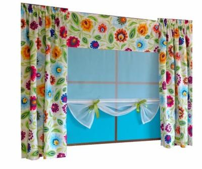 Okno udekorowane zasłonami z ludowym motywem kwiatowym, z lambrekinem i krótką, przezroczystą firanką z kokardkami.