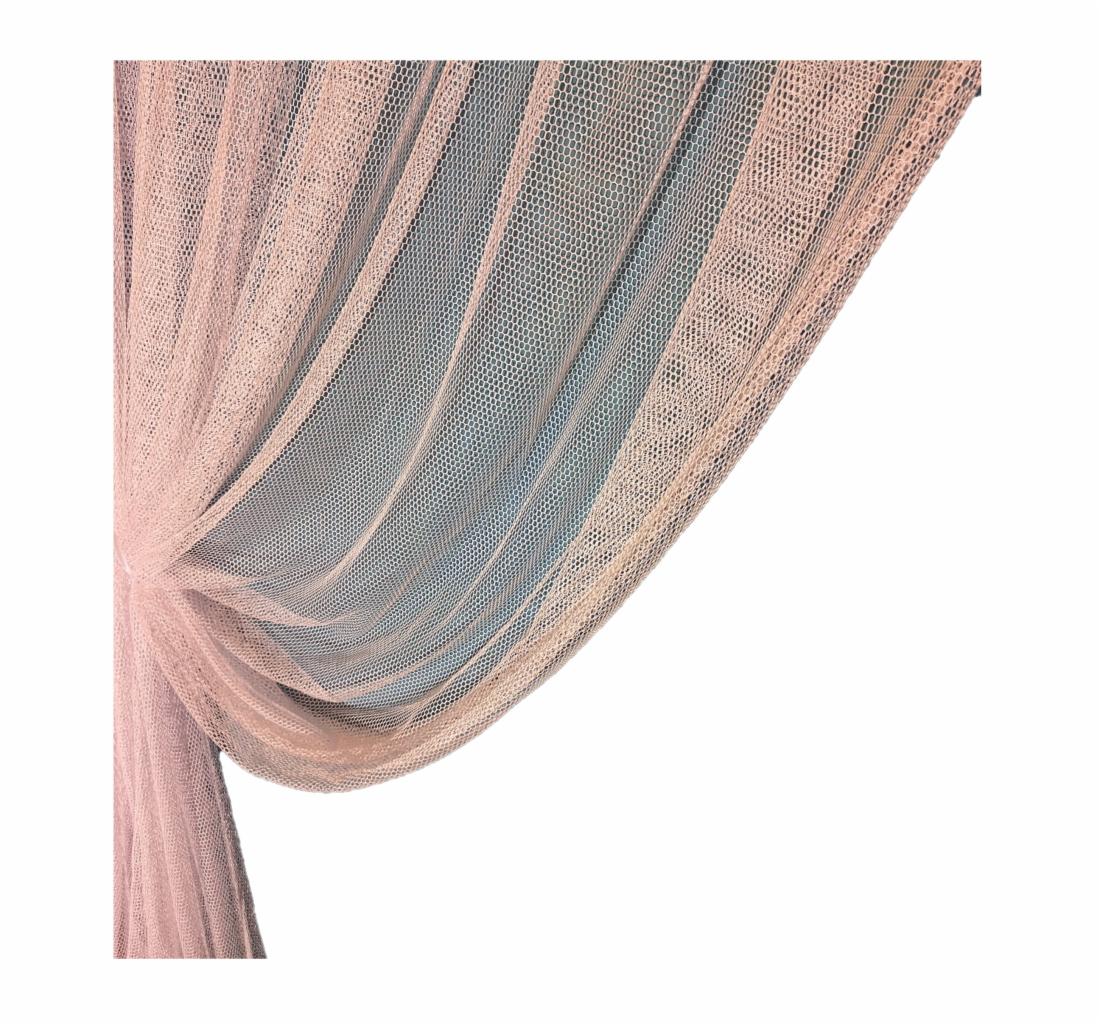 Delikatna, pudrowa zasłona z siateczki, częściowo przysłaniająca okno, widoczna faktura materiału.