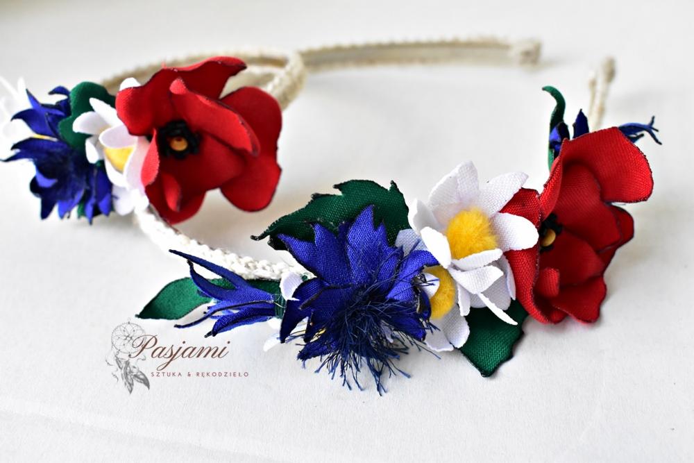 Ręcznie robiona opaska z materiałowymi kwiatami w kolorach biało-czerwono-niebieskim, na białym tle, widoczne logo 'Pasjami - Sztuka i Rękodzieło'.
