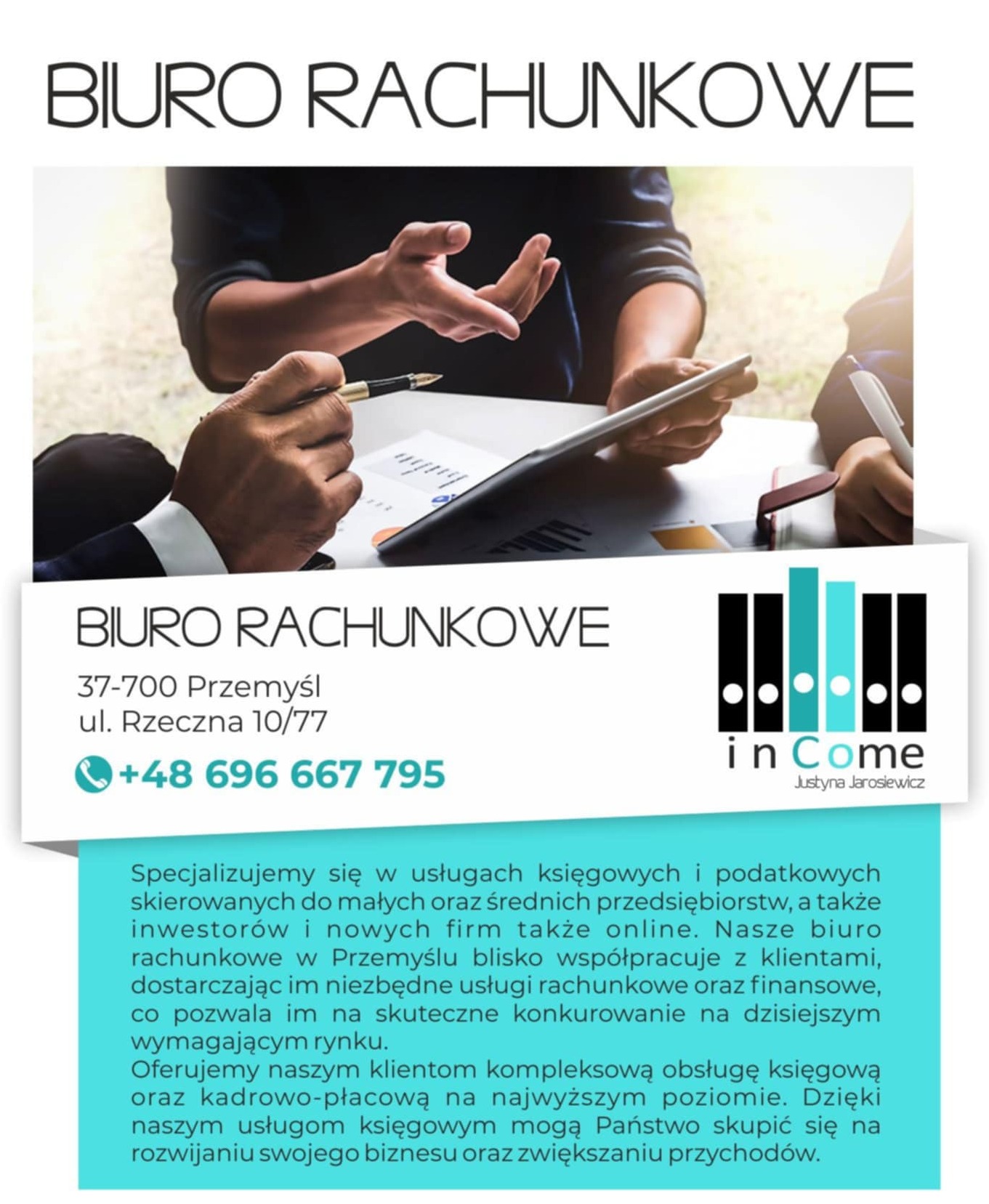 Mężczyzna w garniturze trzymający pióro nad dokumentami i tabletem, drugi mężczyzna gestykuluje dłońmi, jasne, rozproszone światło, biuro rachunkowe w tle.