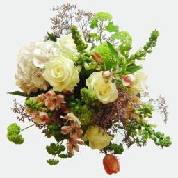 Kwiaciarnia Przy Fontannie - Biało-zielony bukiet z hortensji, róż i alstremerii, z pojedynczym tulipanem skierowanym w dół, na jasnym tle.