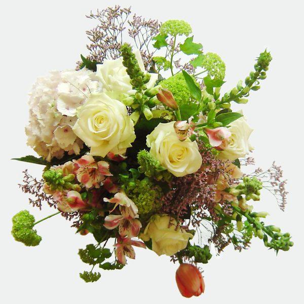 Biało-zielony bukiet z hortensji, róż i alstremerii, z pojedynczym tulipanem skierowanym w dół, na jasnym tle.