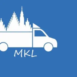 Grafika wektorowa przedstawia biały kontur furgonetki z panoramą miasta na pace, umieszczoną na niebieskim tle. Pod furgonetką widnieje napis 'MKL' wykonany odręcznym stylem.