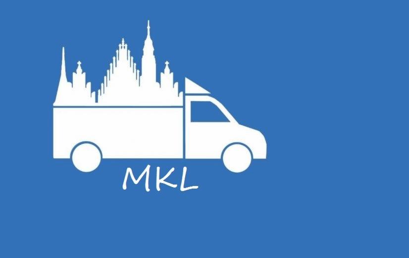 Grafika wektorowa przedstawia biały kontur furgonetki z panoramą miasta na pace, umieszczoną na niebieskim tle. Pod furgonetką widnieje napis 'MKL' wykonany odręcznym stylem.