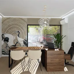 Nowoczesne biuro domowe z drewnianym biurkiem, krzesłami w stylu skandynawskim, lampą sufitową z przezroczystych kul, ścianą z motywem żurawi i półką na książki z roślinami.