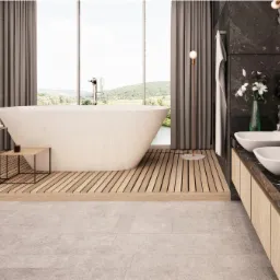 Jasna łazienka z wolnostojącą wanną przy oknie z widokiem na krajobraz, drewniany podest, dwie umywalki nablatowe na blacie z czarnego marmuru, ściana w zygzaki.