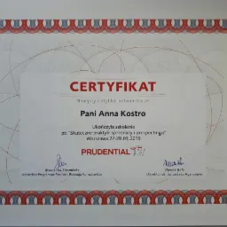 Skan certyfikatu ukończenia szkolenia z zakresu praktyk sprzedaży i prospectingu przez Annę Kostro, wydany przez Prudential, z datą 27-29.03.2019, z podpisami Marceliny Sierpińskiej i Sławka Bełza.
