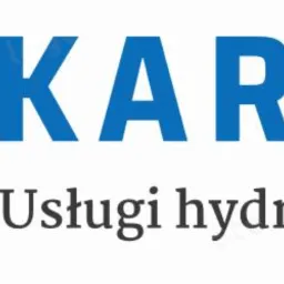 Niebieskie logo firmy Karbo Usługi Hydrauliczne z ikoną hydraulika trzymającego klucz i kroplą wody.
