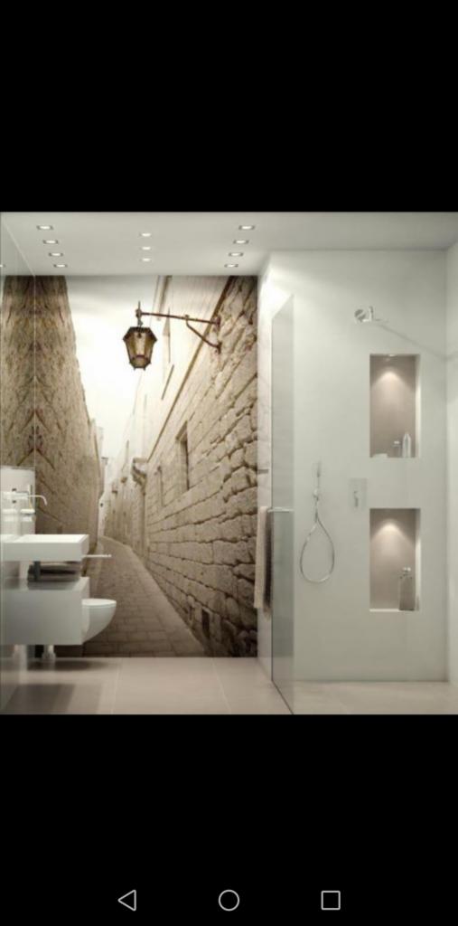 Nowoczesna łazienka z fototapetą imitującą starą uliczkę z kamiennymi budynkami i latarnią, minimalistyczna umywalka i kabina prysznicowa z wnękami.