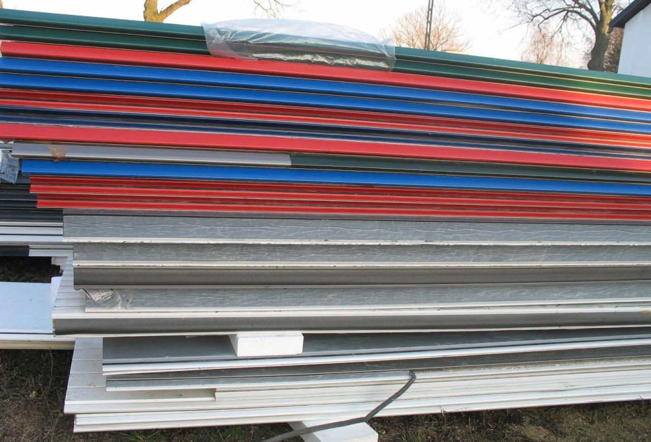 Stos kolorowych płyt warstwowych: zielonych, niebieskich, czerwonych i szarych, ułożonych poziomo na zewnątrz.