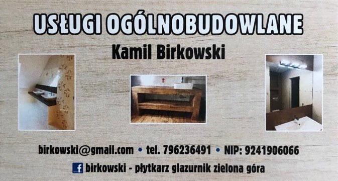 Wizytówka firmy remontowo-budowlanej Kamil Birkowski z trzema zdjęciami: półka z ceramiką w rogu, drewniana szafka pod umywalkę oraz umywalka z lustrem i oświetleniem.