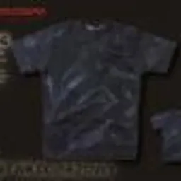 Czarny t-shirt z abstrakcyjnym wzorem, prezentowany na ciemnym tle z dodatkową miniaturką i tekstem informacyjnym po lewej stronie.