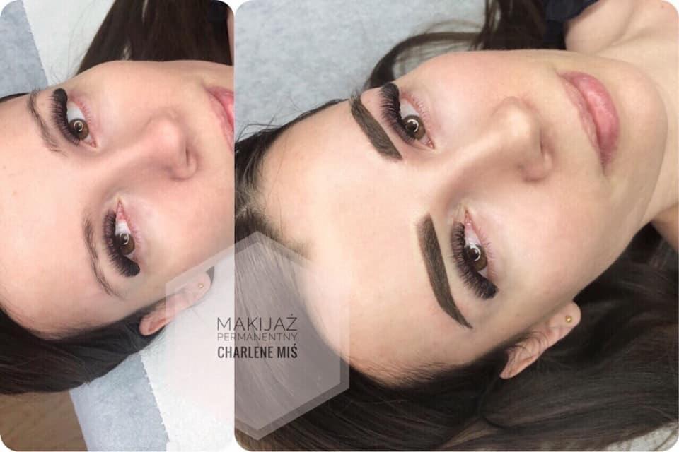 Kobieta z przedłużonymi rzęsami i wyregulowanymi brwiami, leżąca na białym podkładzie, z widocznym logo firmy 'Makijaż Permanentny Charlene Miś'.