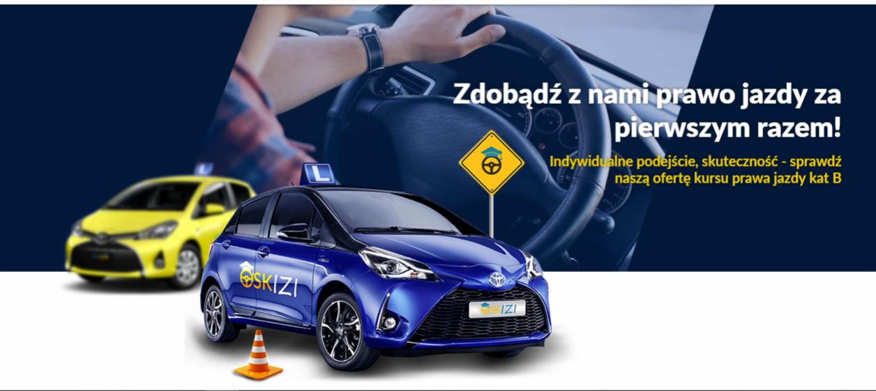 Niebieski samochód z literą 'L' na dachu i logo 'SKIZI' na drzwiach, pomarańczowy pachołek na białym tle, w tle żółty samochód i fragment wnętrza auta z kierowcą.