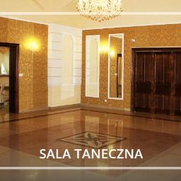 Hotel Korona-Palace *** - Elegancka sala taneczna z parkietem w geometryczny wzór, zdobionymi ścianami i kryształowym żyrandolem.