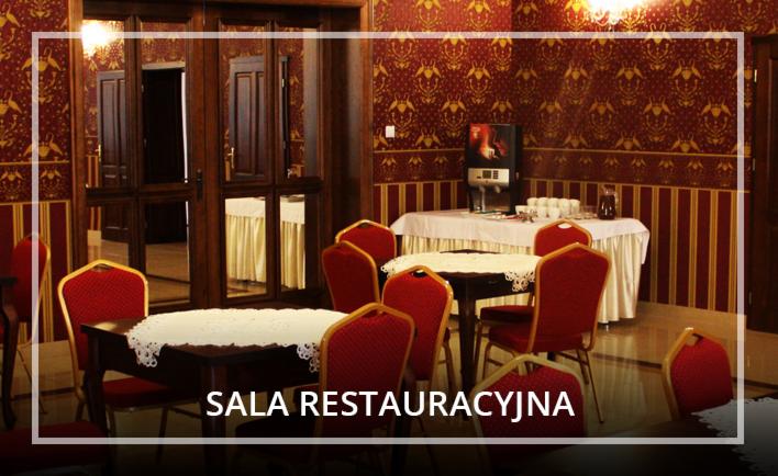 Sala restauracyjna z nakrytymi stołami i krzesłami w kolorze czerwonym; w tle ekspres do kawy i zastawa.