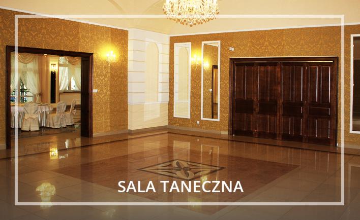 Elegancka sala taneczna z parkietem w geometryczny wzór, zdobionymi ścianami i kryształowym żyrandolem.