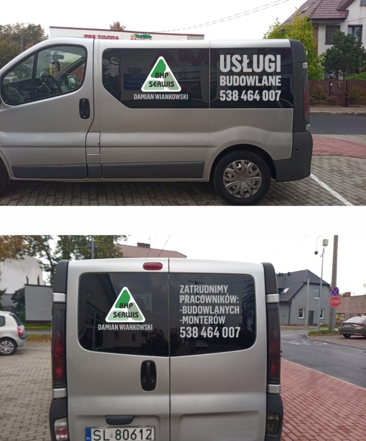 Srebrny samochód dostawczy z naklejkami reklamowymi firmy budowlanej 'BHP Serwis Damian Wiankowski', prezentujący logo i numer telefonu. Naklejki informują o zatrudnianiu pracowników budowlanych...